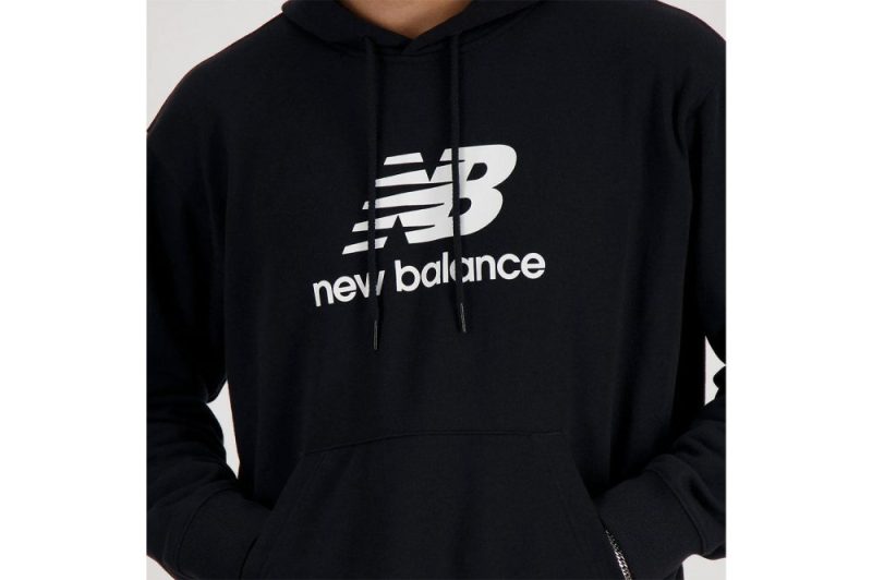 new balance essentials logo french terry hoodie schwarz mt41501bk 02